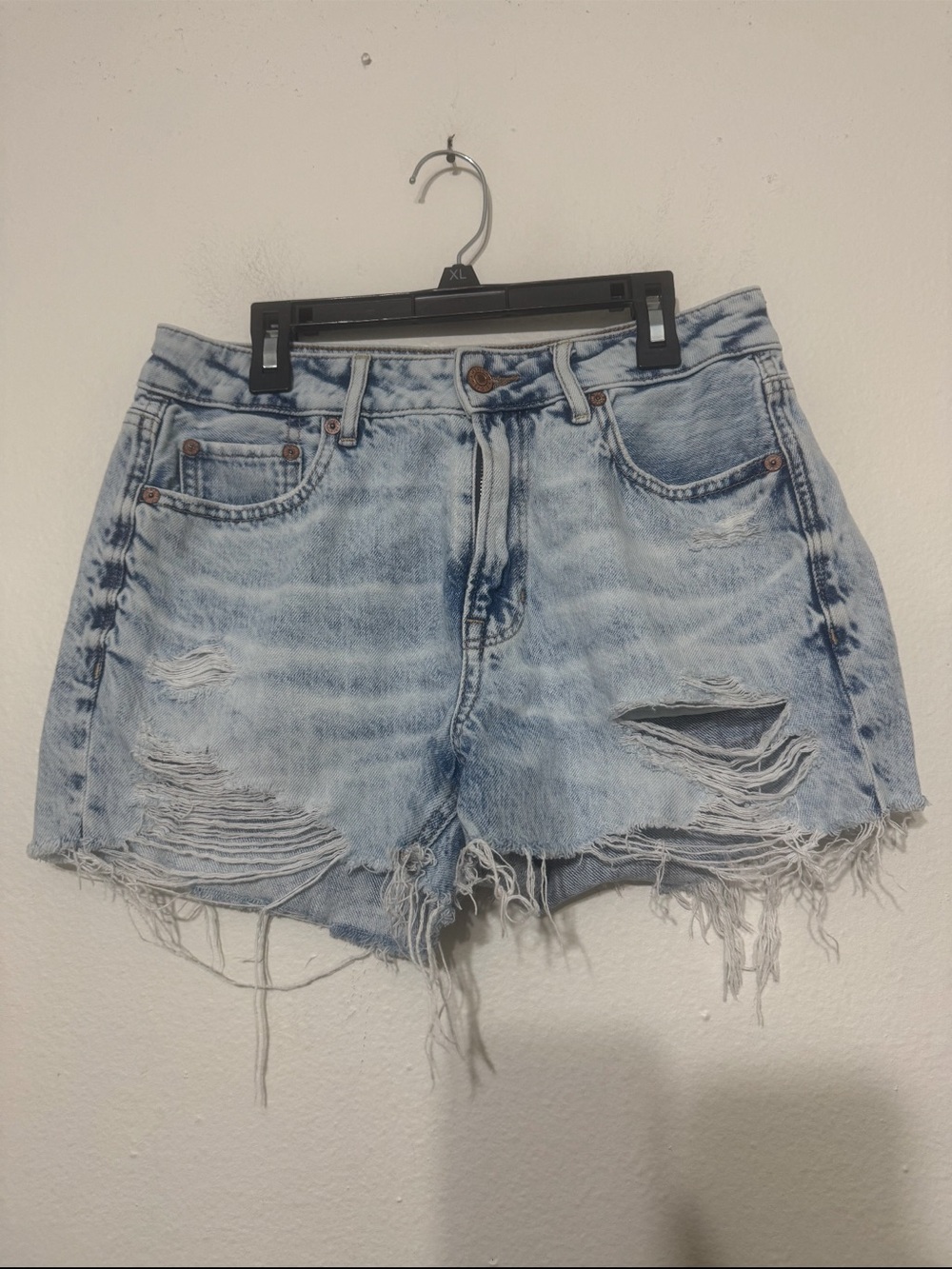 American Eagle Light Wash Distressed Denim Shorts Size 4